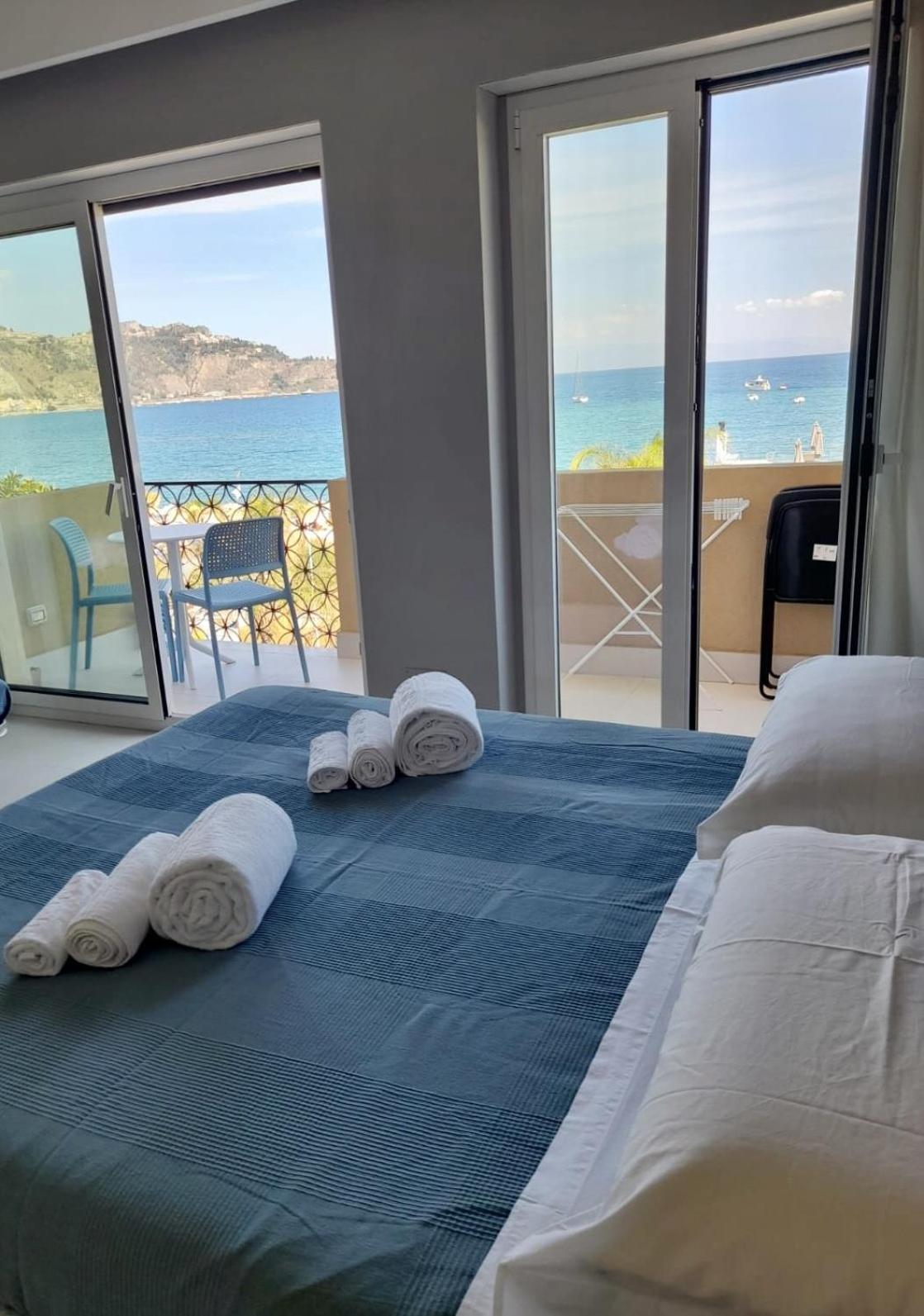 La Finestra Sul Mare Modern Apartment Giardini-Naxos Exterior foto